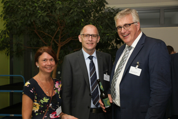 Dipl.-Kffr. Bettina Bischof (stellvertretende IngKH-Geschäftsführerin), Dipl.-Ing. (FH) Peter Starfinger (IngKH-Geschäftsführer) und Dipl.-Ing. Ingolf Kluge (IngKH-Präsident) bei der Podiumsdiskussion der Kammern in Hessen am 12. September 2023